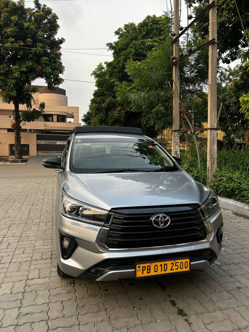 Innova Crysta - view 3